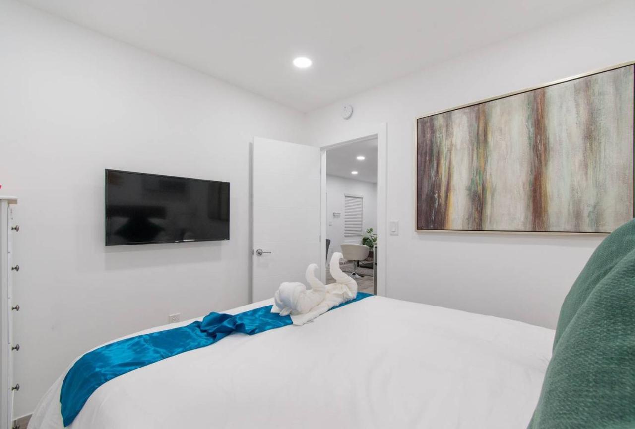 Newly Renovated 1 Bedroom Apt Designer Unit # 3 デイニア・ビーチ エクステリア 写真